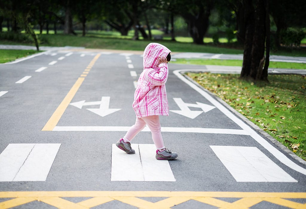 Cross the road. Пешеходный переход для детей. Девочка пешеход. Ети на пешеходном переходе. Девочка идет по пешеходному переходу.