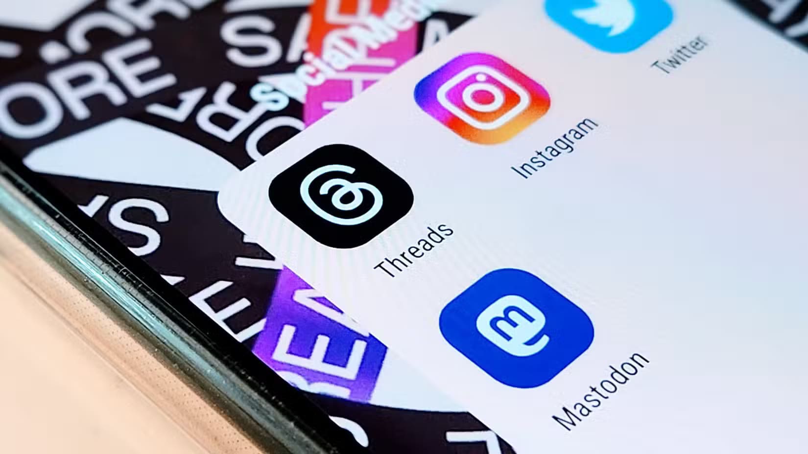 "Instagram Threads أم Twitter X: أيهما يناسبك للتواصل والمشاركة؟" - %categories