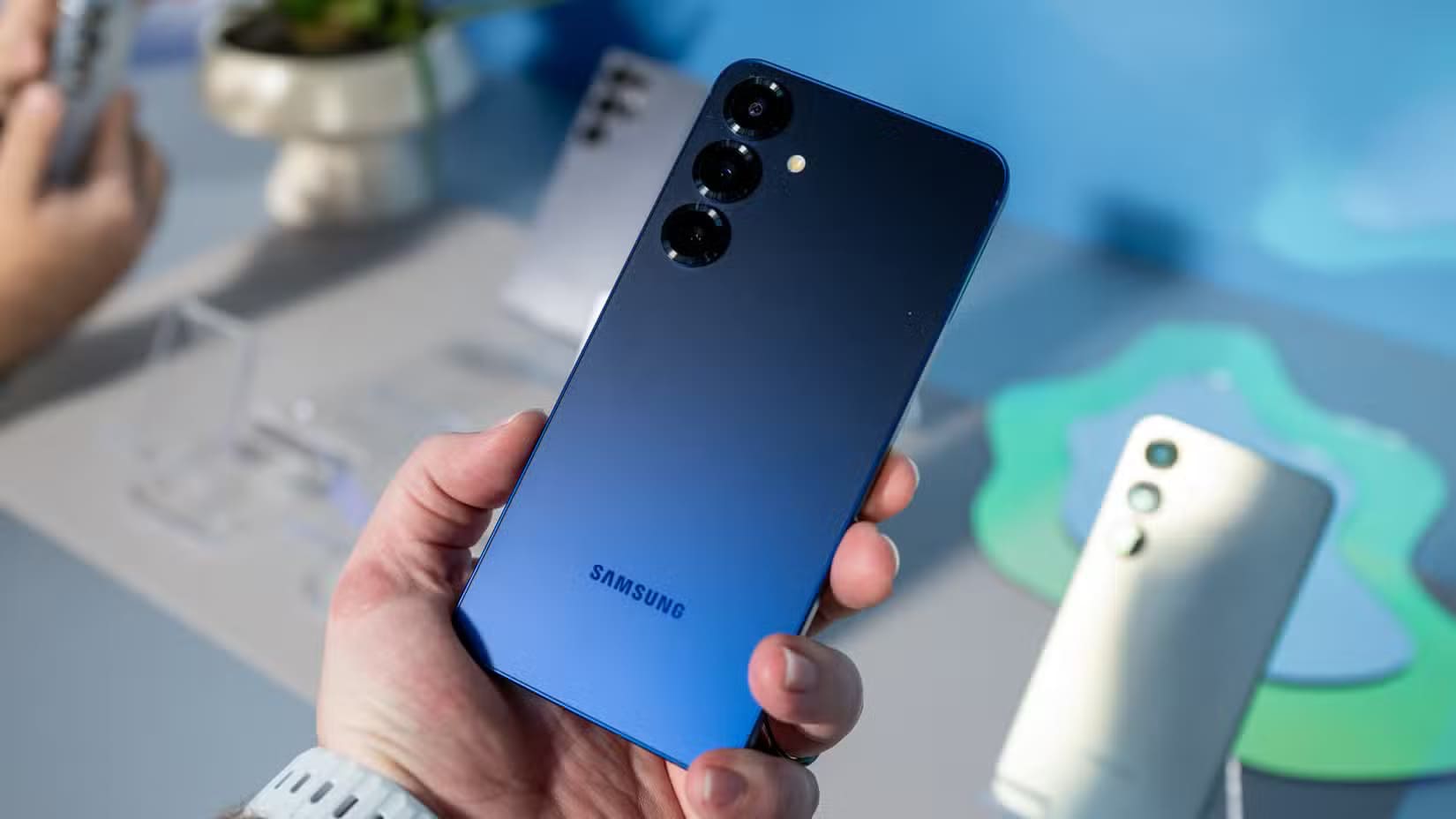 person-holding-the-samsung-galaxy-s25-in-navy-blue_54280253283_o-2 Galaxy S25 أم iPhone 16 أيهما يقدم تجربة الهاتف الأفضل هذا العام
