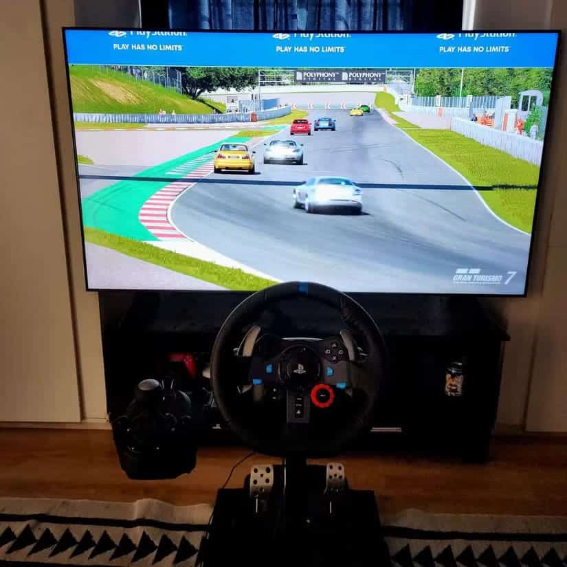 racing-wheel-setup-for-gran-turismo لماذا الاعتماد فقط على وحدة التحكم قد يحد من تجربة الألعاب لديك