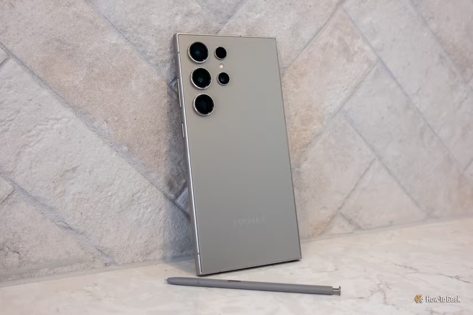 samsung-galaxy-s24-ultra-with-its-s-pen-propped-up-against-a-wall-1 Galaxy S25 Ultra أم Galaxy S24 Ultra: مقارنة شاملة لأبرز الاختلافات والميزات