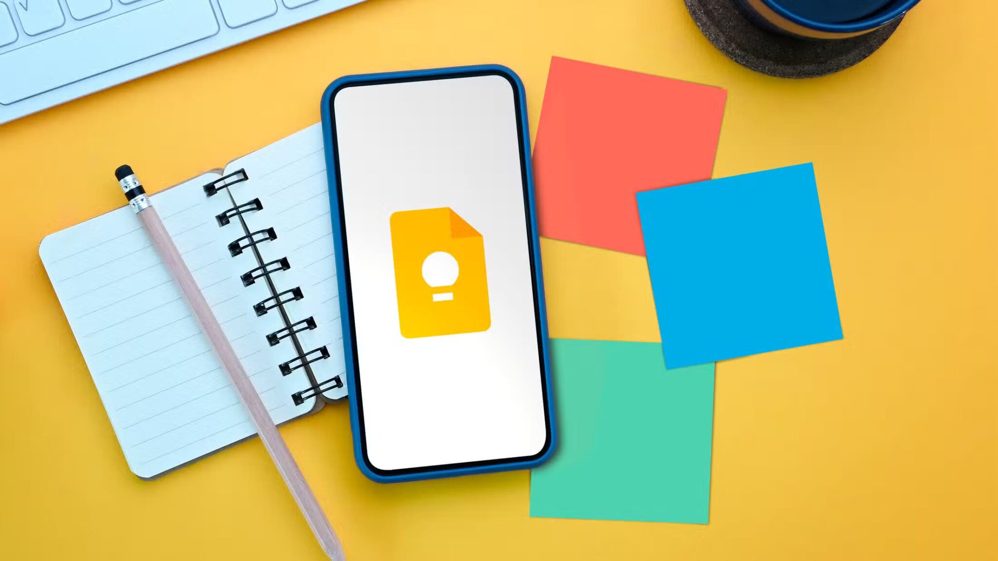 a-phone-above-a-notebook-with-the-google-keep-logo-and-some-sticky-notes-beside-it-scaled ميزات Google Keep التي ستغير طريقة تنظيمك للمهام والملاحظات