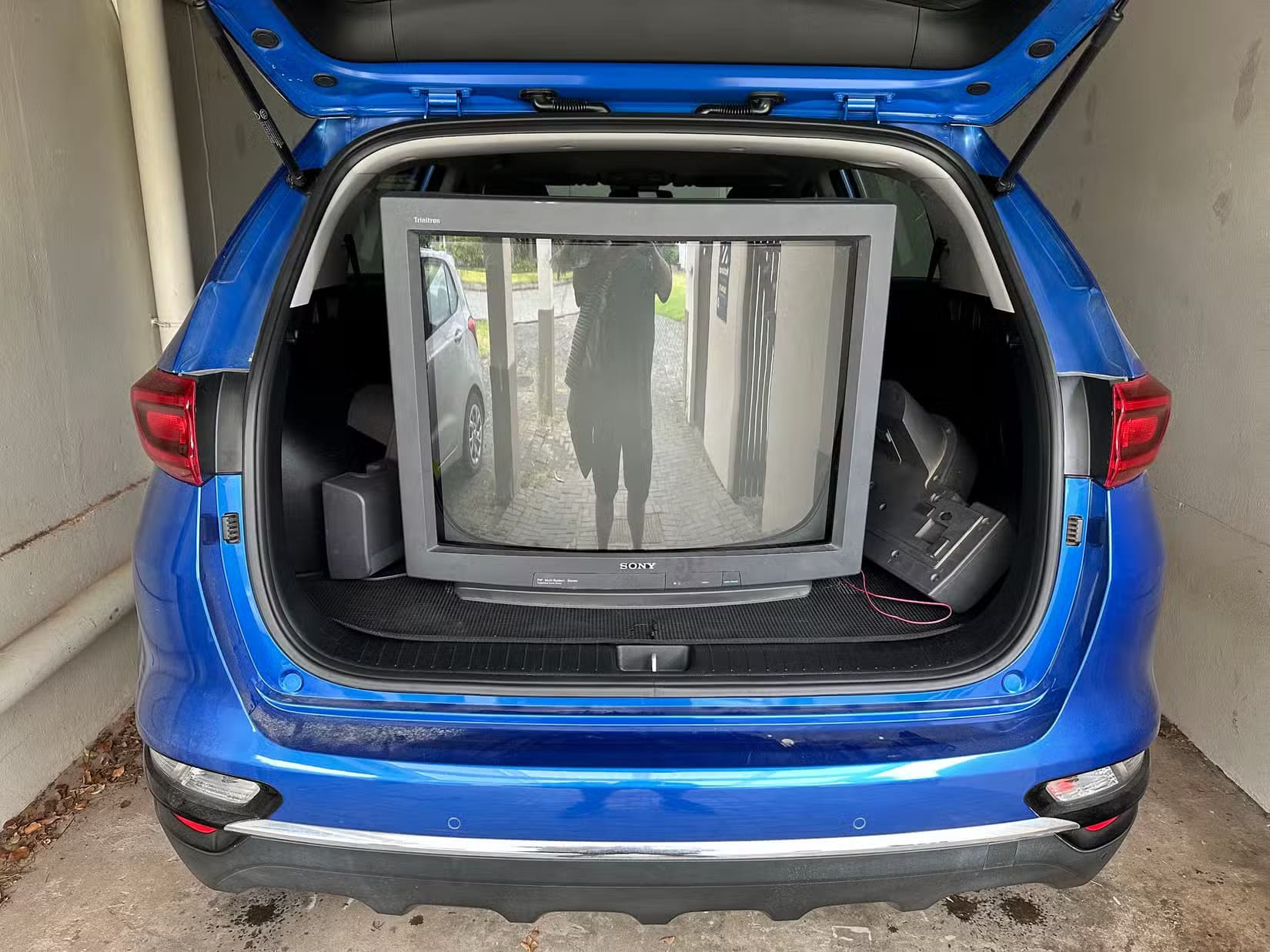 a-sony-crt-in-the-back-of-a-kia-sportage لماذا قد لا تكون شاشات CRT الخيار الأفضل لألعاب الفيديو الكلاسيكية