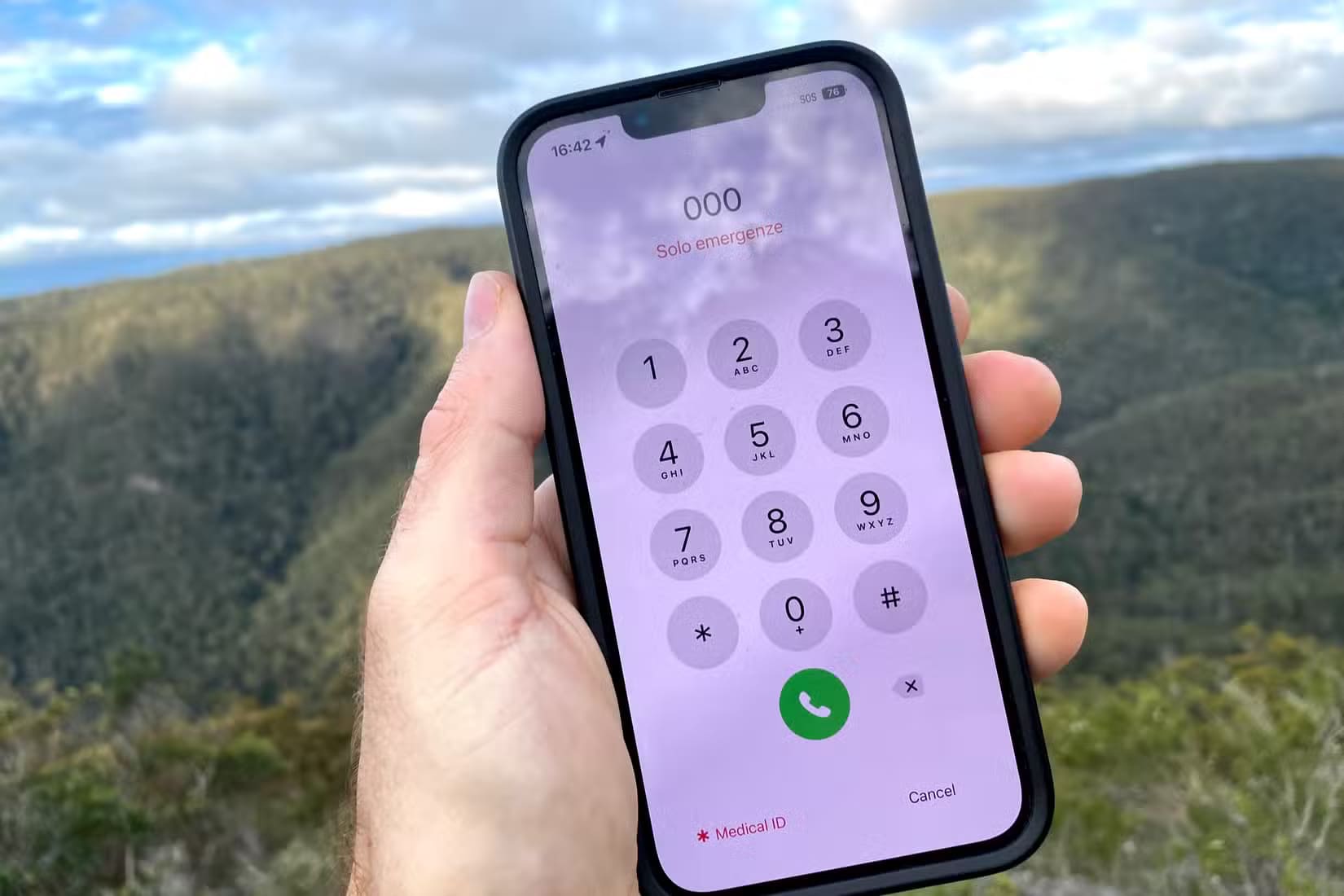 an-iphone-with-the-22sos-22-message-in-remote-queensland-australia ميزات أمنية يحتاجها iPhone لتعزيز حماية المستخدمين