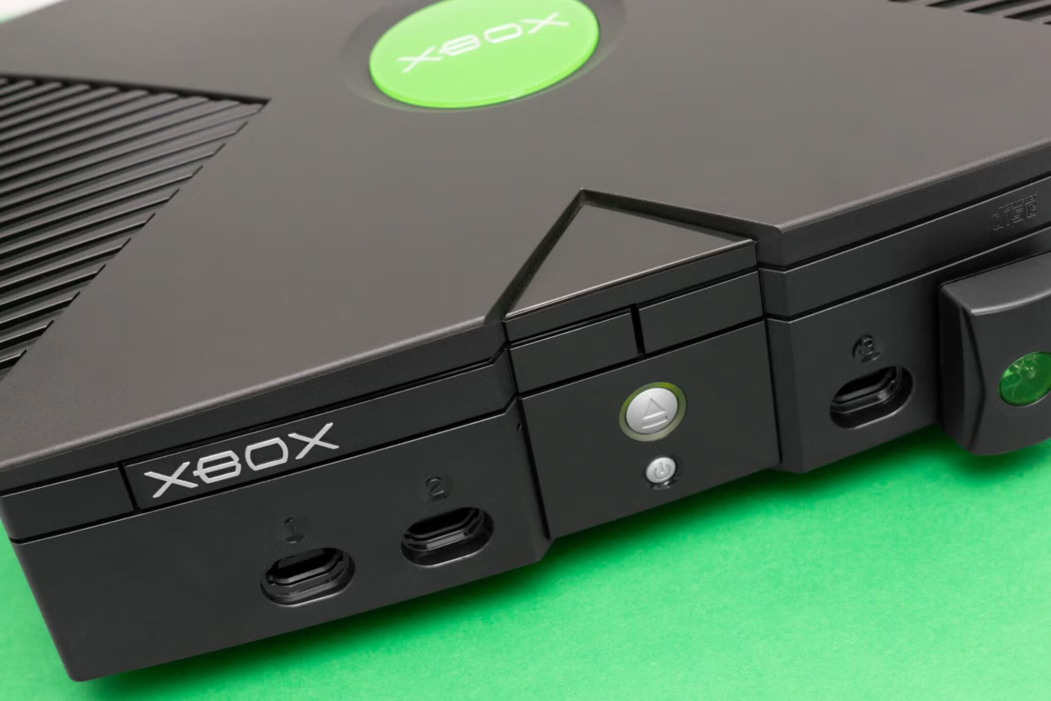 an-original-microsoft-xbox-console-scaled تطور أجهزة Xbox من الإصدار الأول إلى الأحدث أيها الأفضل بالنسبة لك؟