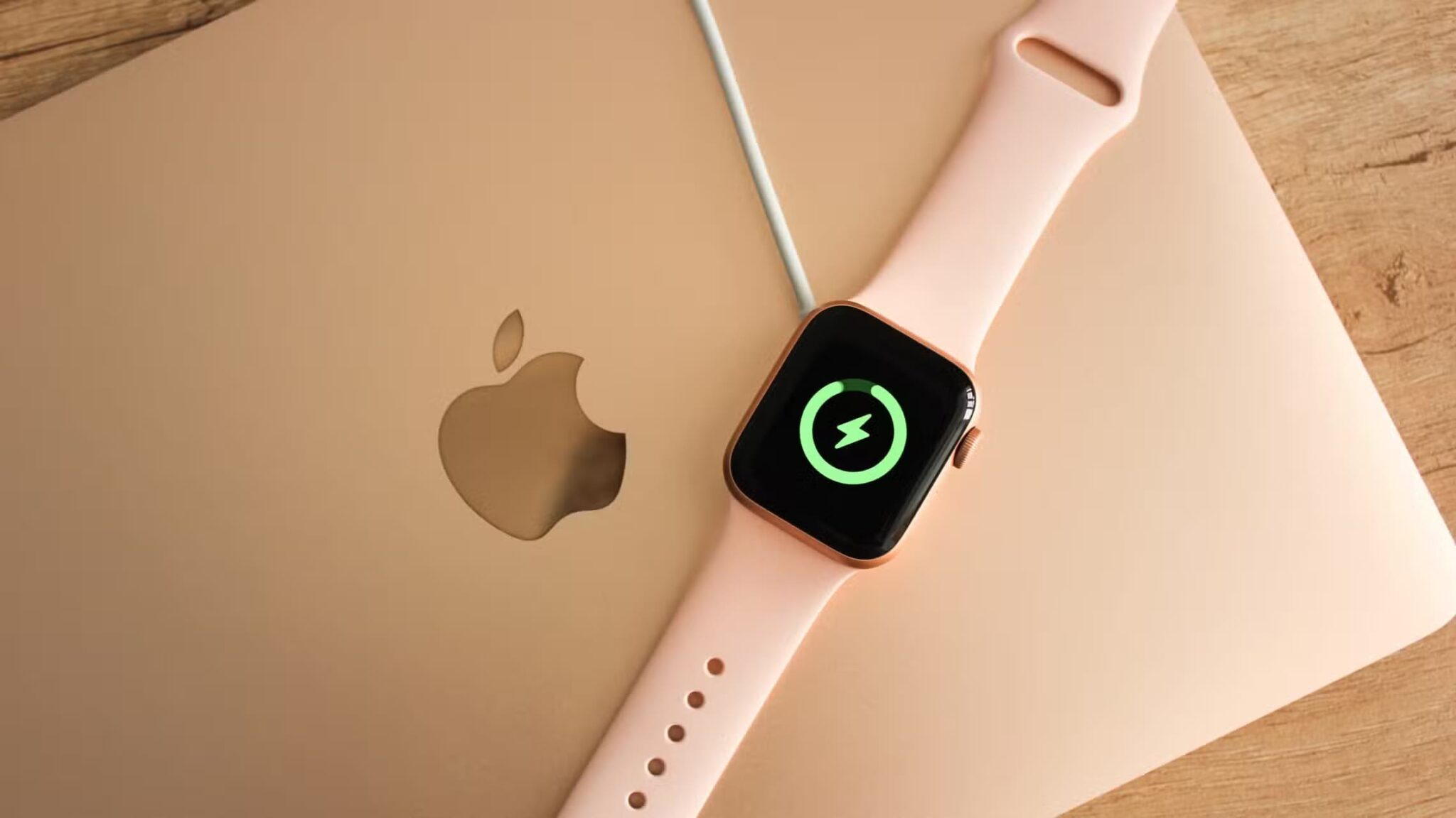 apple-watch-on-a-macbook-air-scaled 5 طرق فعّالة لتعزيز إنتاجيتك وأمانك باستخدام Apple Watch مع Mac