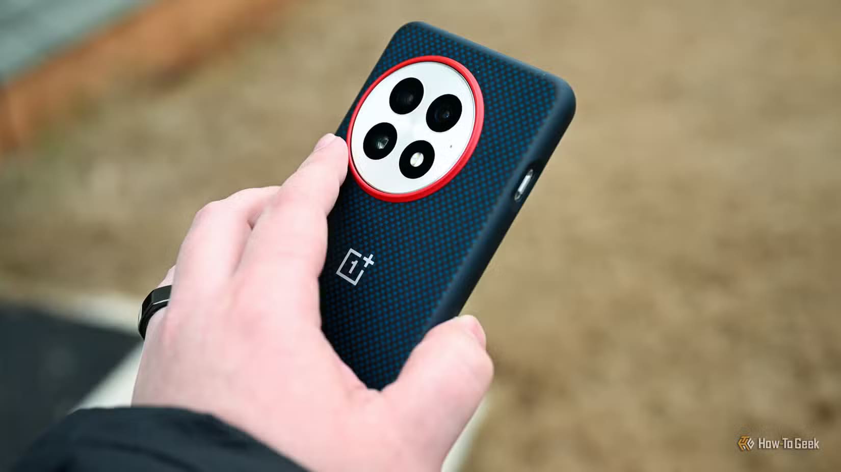 back-side-of-the-oneplus-13-inside-a-phone-case كيفية تعزيز إشارة الهاتف المحمول داخل المنزل بخطوات بسيطة