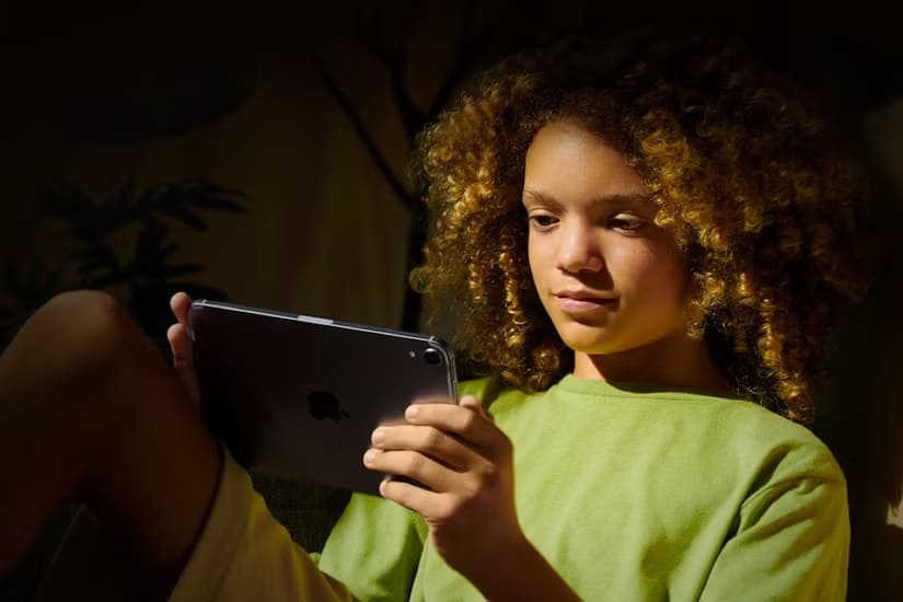 child-using-ipad متى يحتاج الأطفال إلى حسابات Apple مستقلة؟ فوائد ومحاذير يجب معرفتها