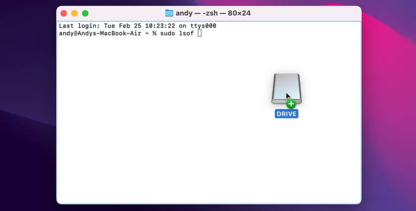 dragging-the-drive-into-terminal كيفية إصلاح مشكلة إخراج محركات الأقراص الخارجية على أجهزة Mac