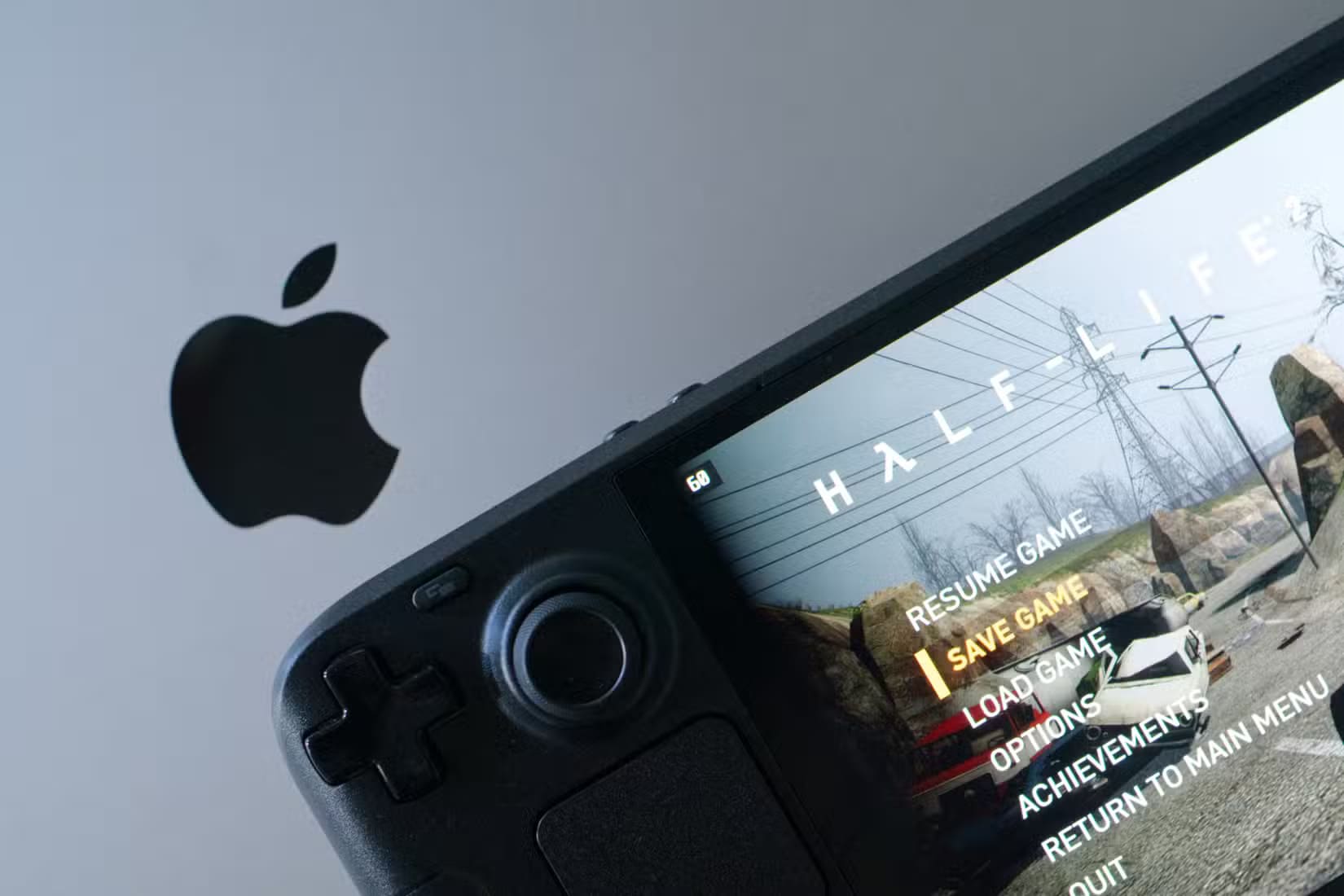 half-life-2-on-a-steam-deck-oled-on-a-macbook-pro-1 أسباب تفضيل أجهزة الألعاب المتخصصة على أجهزة Mac للألعاب عالية الأداء