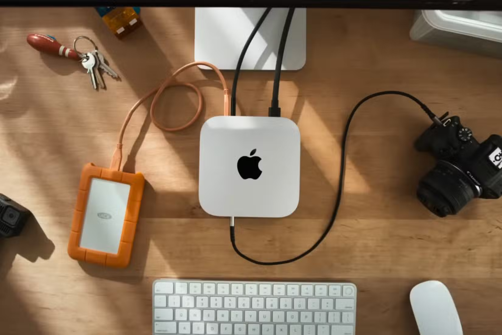 m4-mac-mini-on-a-desk أفضل خيارات الاتصال لشاشات 4K بين HDMI وDisplayPort وUSB-C