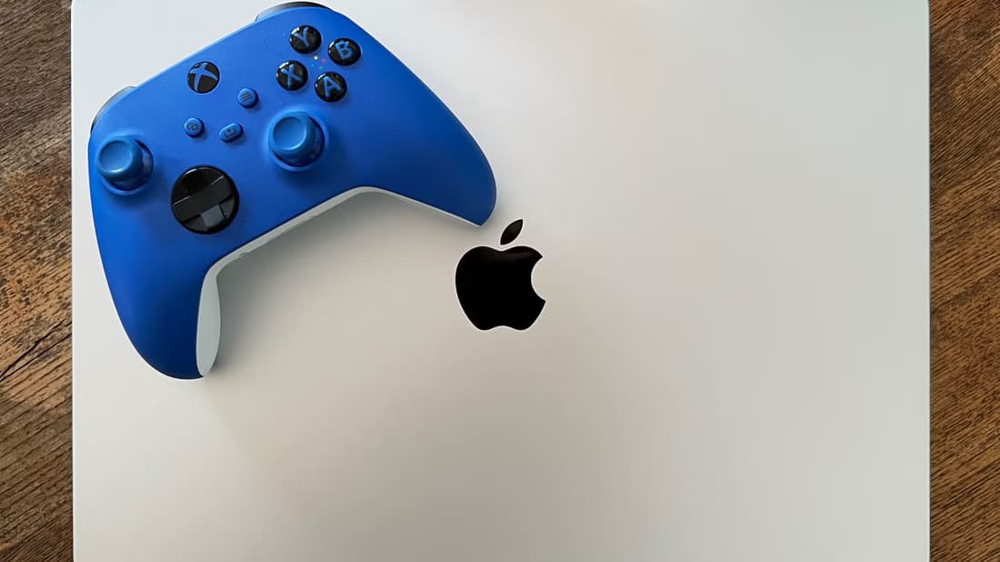 macbook_pro_xbox_core_controller-1 أسباب تفضيل أجهزة الألعاب المتخصصة على أجهزة Mac للألعاب عالية الأداء