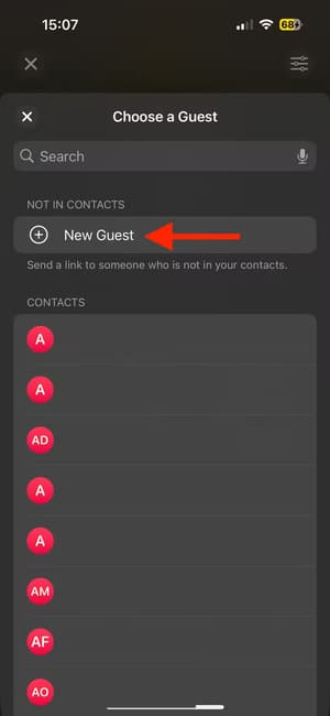 new-guest-button-in-invites-app-on-iphone إدارة الأحداث بسهولة باستخدام أدوات دعوات Apple الفعّالة