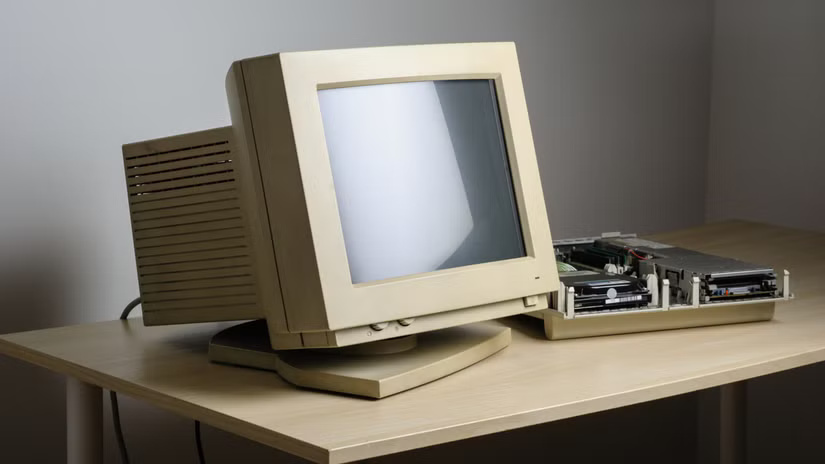 old-crt-computer-monitor هل شاشات 240 هرتز تستحق الاستثمار؟ تجربتي مع معدل التحديث العالي