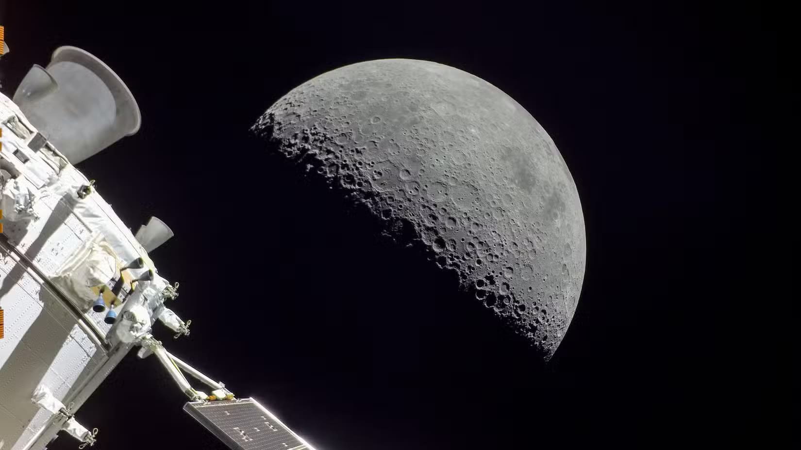 orion-spacecraft-and-the-moon السياحة الفضائية تقترب من الواقع أكثر من أي وقت مضى