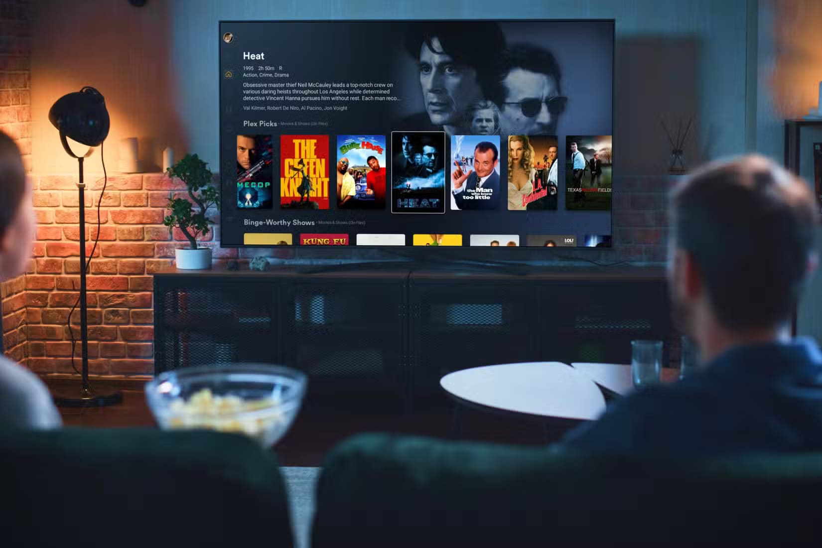 plex-lifestyle-apple-tv-movies-custom لماذا يعتبر الجمع بين Plex وJellyfin الحل الأمثل لعشاق الوسائط المنزلية