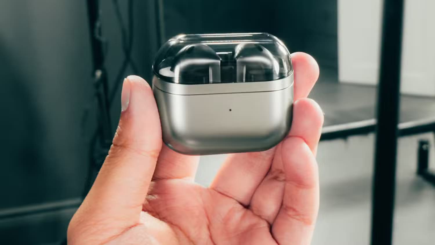 samsung-galaxy-buds-3-inside-its-charging-case-held-by-a-hand بديل AirPods المثالي لمستخدمي Android الذي يجب أن تعرفه