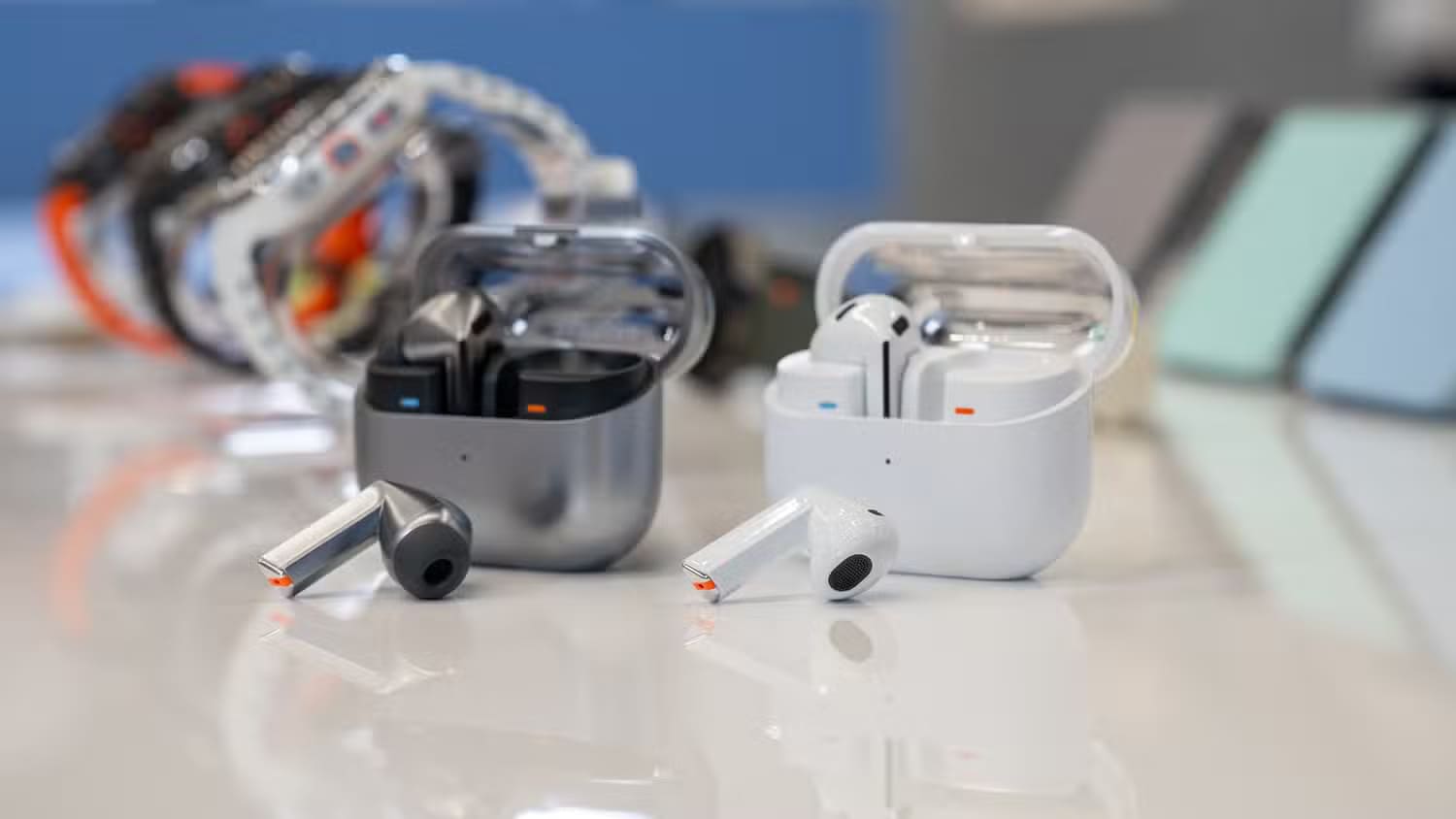 samsung-galaxy-buds-3-pro-and-samsung-galaxy-buds-3-sitting-on-a-table-outside-their-charging-cases بديل AirPods المثالي لمستخدمي Android الذي يجب أن تعرفه