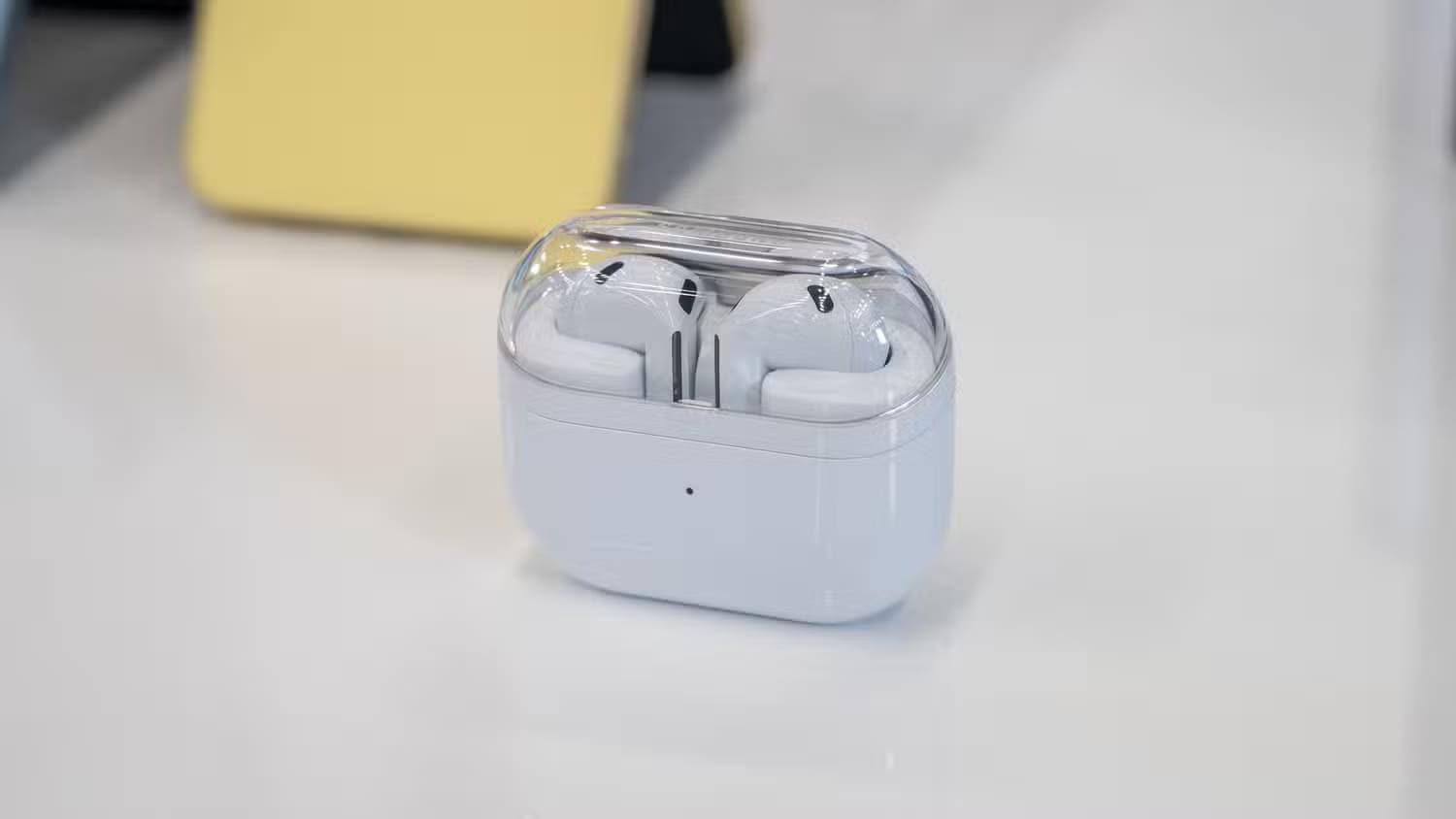 samsung-galaxy-buds-3-sitting-on-a-table-inside-its-charging-case بديل AirPods المثالي لمستخدمي Android الذي يجب أن تعرفه