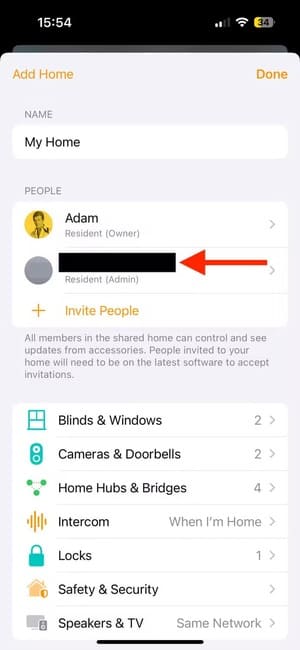 select-resident-in-the-home-app-on-iphone كيفية تفعيل فيديو HomeKit الآمن لكاميرات المنزل الذكي وأهميته في 2025