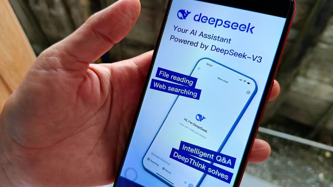 shutterstock_2577645513 DeepSeek مقابل ChatGPT: مقارنة لأحدث نماذج الذكاء الاصطناعي في 2025