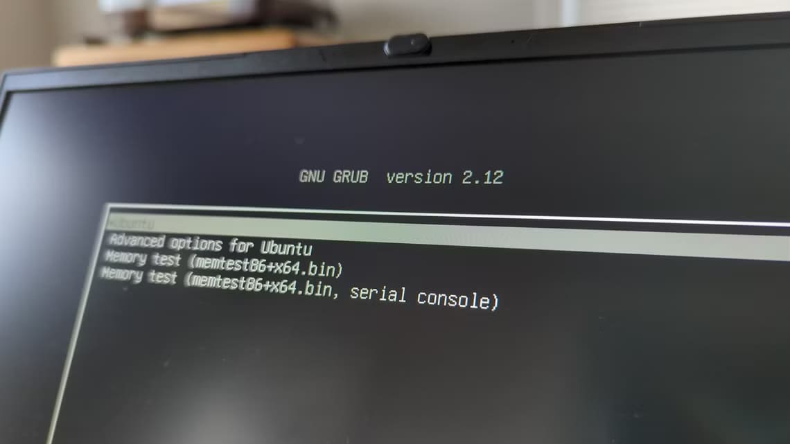 the-grub2-boot-loader-on-a-laptop-screen-with-ubuntu-as-an-option حلول عملية لإصلاح مشاكل تشغيل Ubuntu بسهولة