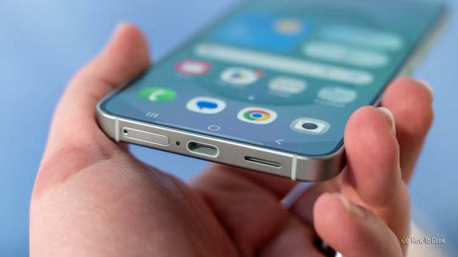 usb-c-port-and-sim-card-slot-on-the-bottom-of-the-samsung-galaxy-s25 مزايا غير متوقعة تجعل هاتف Samsung Galaxy S8 منافسًا قويًا حتى أمام S25