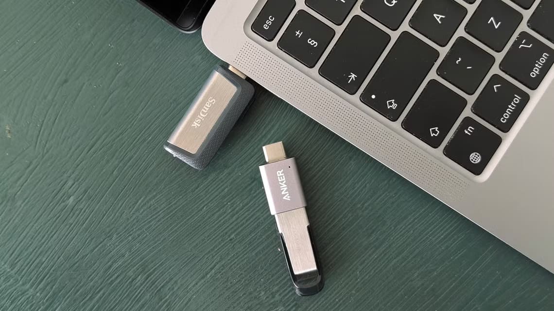 usb-flash-drives-next-to-a-macbook كيفية إصلاح مشكلة إخراج محركات الأقراص الخارجية على أجهزة Mac