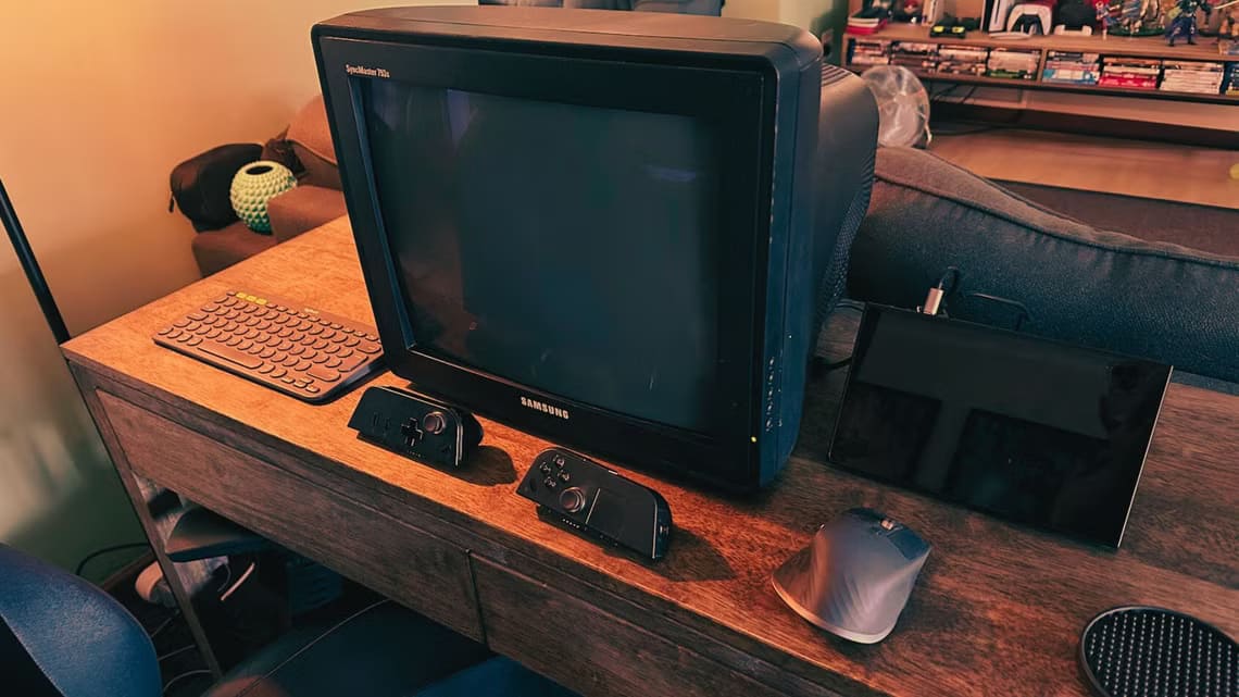 a-crt-computer-montor-hooked-up-to-a-handheld-pc-with-a-mouse-and-keyboard-on-a-desk-and-some-controllers كيف أعادت شاشة CRT قديمة إحياء تجربة الألعاب الكلاسيكية على جهاز الكمبيوتر المحمول