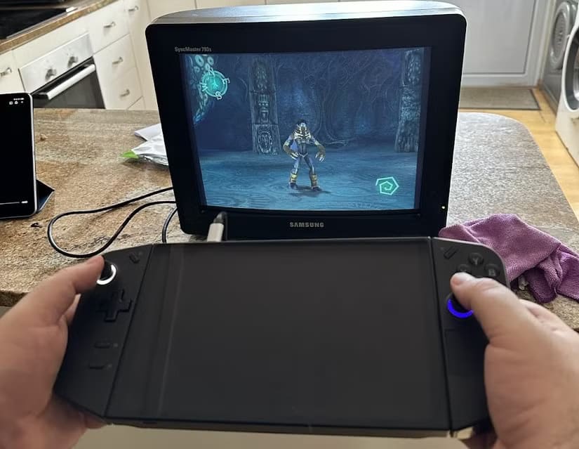 a-lenovo-legion-go-plugged-into-a-crt-monitor-playing-legacy-of-kain-soul-reaver-1-and-2-remastered كيف أعادت شاشة CRT قديمة إحياء تجربة الألعاب الكلاسيكية على جهاز الكمبيوتر المحمول