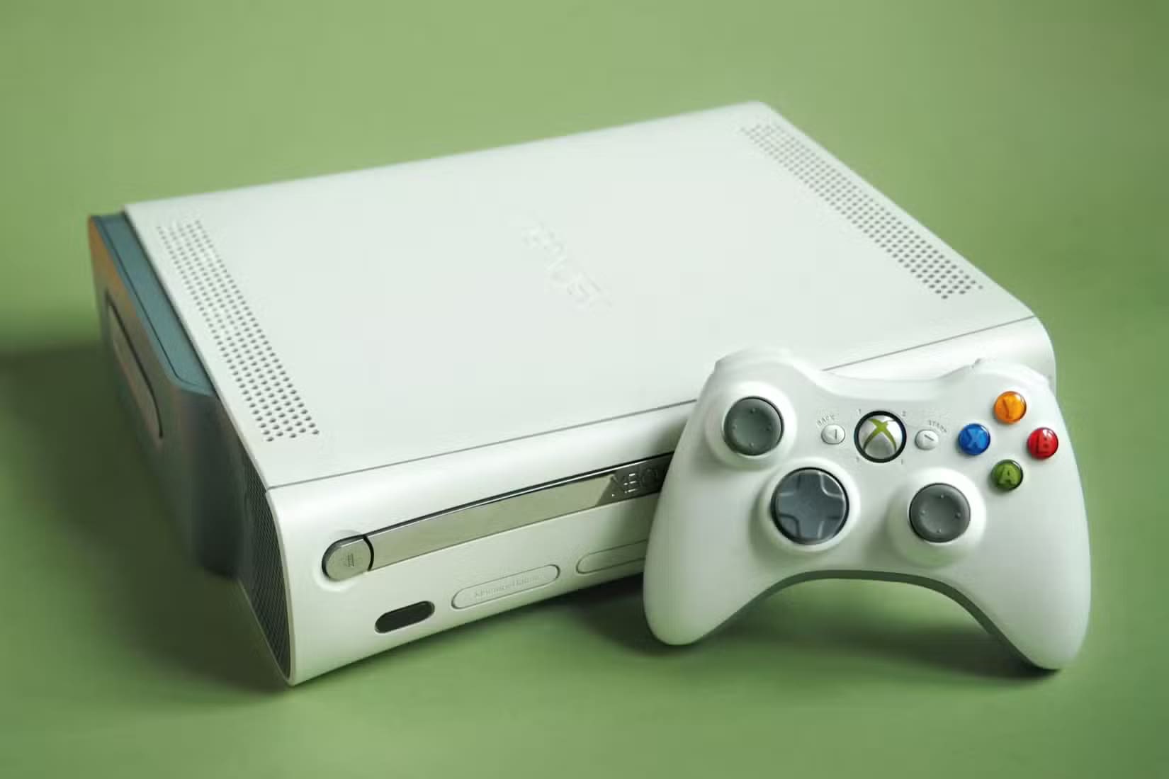 a-white-xbox-360-with-controller كيف يُعيد برنامج جديد إحياء تجربة ألعاب Xbox 360 بجودة ودقة أعلى