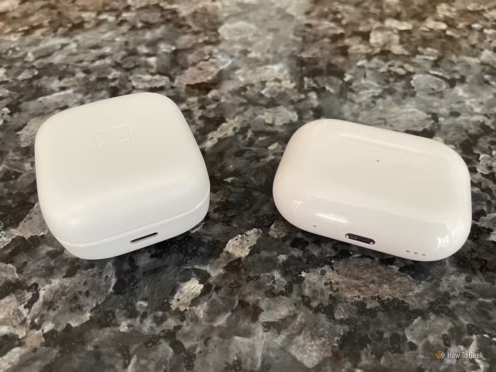 sennheiser-accentum-true-wireless-next-to-airpods-pro-case-2 لماذا قررت التخلي عن سماعات AirPods وما قد يدفعك لفعل الشيء نفسه