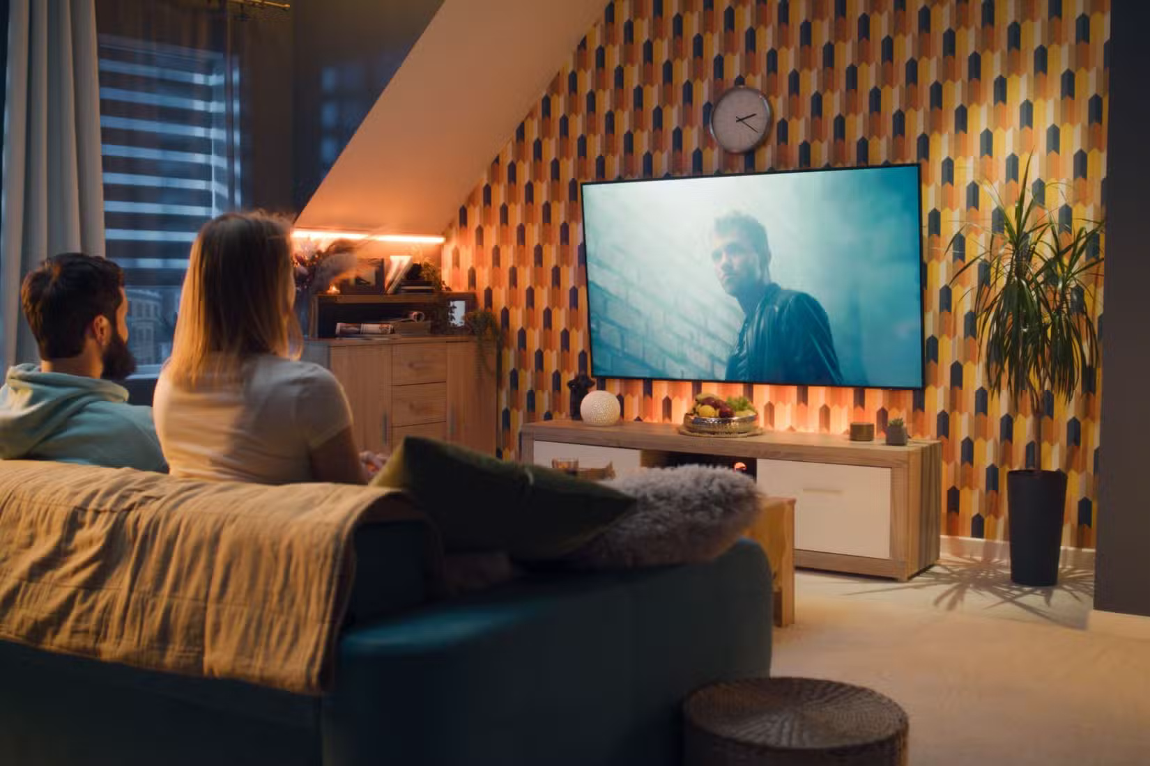 a-couple-watching-a-movie-on-a-home-theater-setup لا تنام على المشاهد المحذوفة من برامجك المفضلة