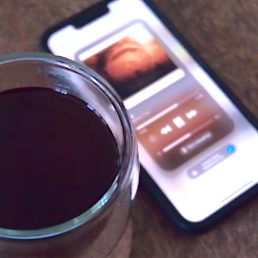 coffee-cup-and-iphone-13-pro-near-focus خطوات أساسية يجب تنفيذها قبل تحديث جهاز Mac لضمان تحديث آمن