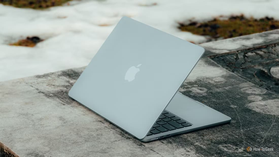 m4-macbook-air-in-sky-blue-angled-on-concrete-bench أفضل عشر تطبيقات مجانية لنظام Mac تغنيك عن الأدوات الافتراضية