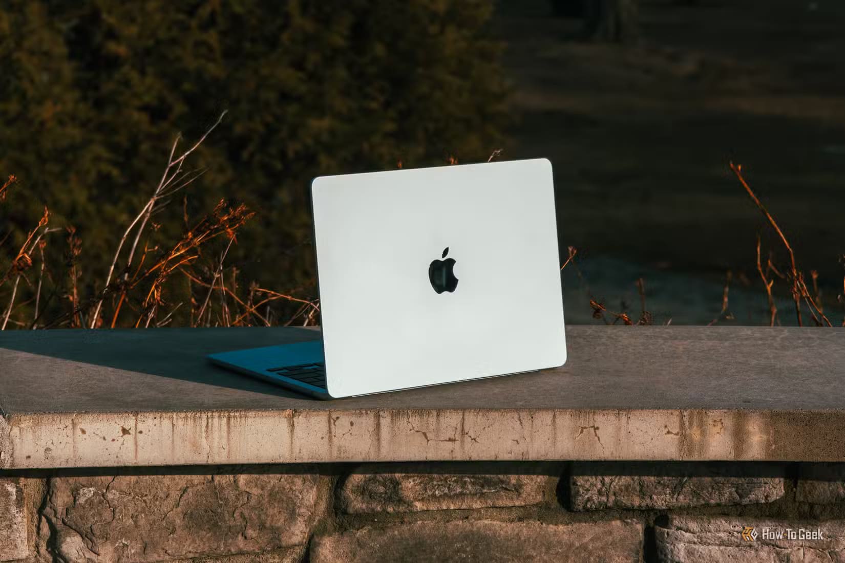 m4-macbook-air-in-sky-blue-angled-on-concrete-ledge-against-sunlight طريقة توفر بها المال وتتجنب مشاكل اللابتوبات الرخيصة