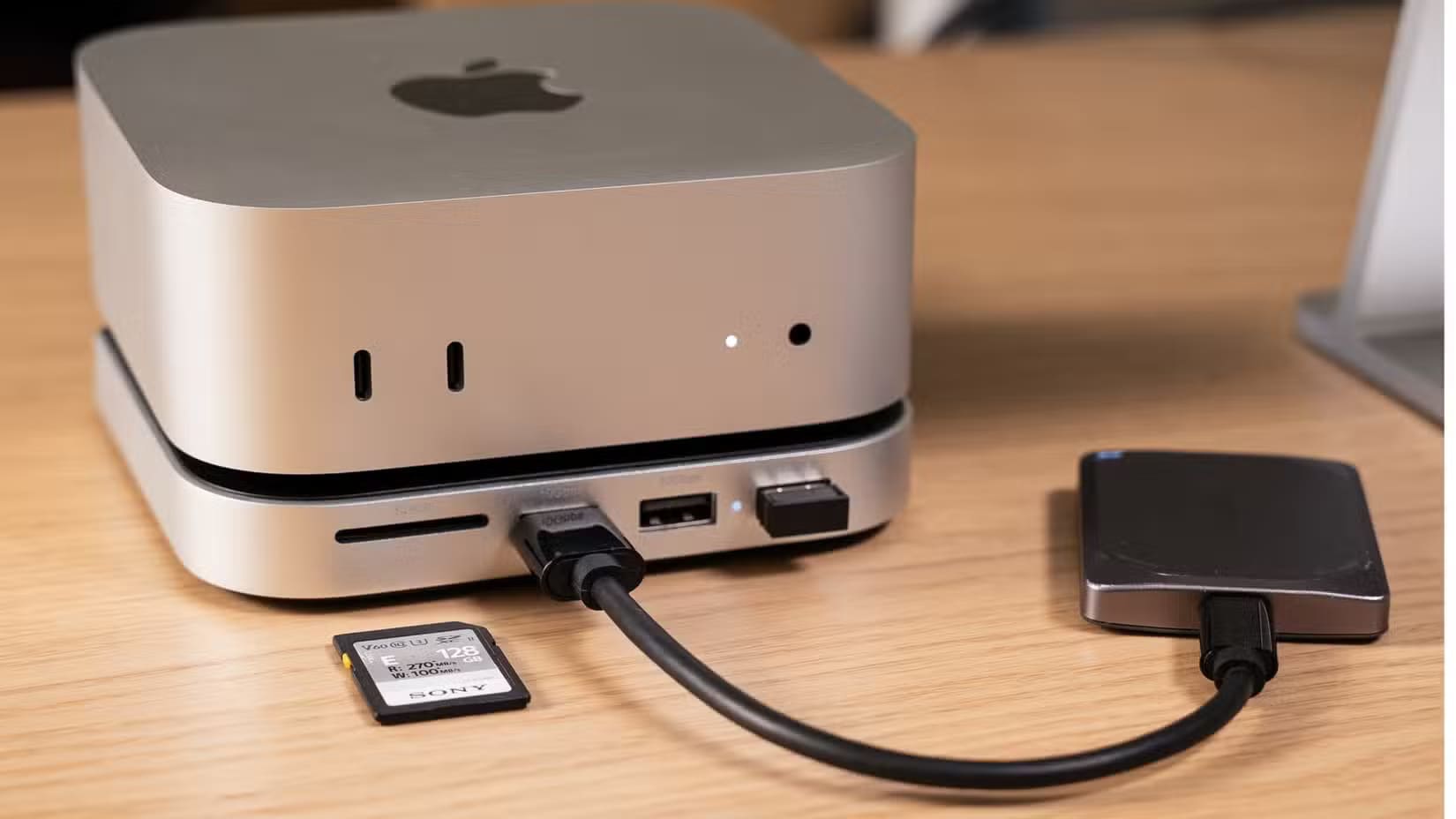 satechi-mac-mini-hub-front-ports كيف تنشئ نسخة احتياطية كاملة لجهاز Mac باستخدام Time Machine بدون تعقيد