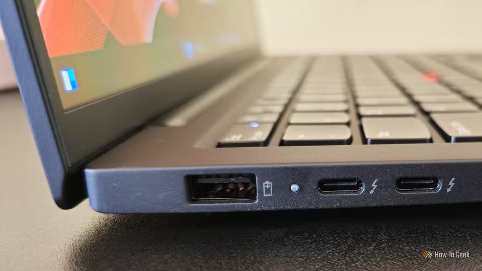 the-left-ports-on-the-lenovo-thinkpad-x1-carbon-gen-13-aura-edition-laptop طريقة توفر بها المال وتتجنب مشاكل اللابتوبات الرخيصة