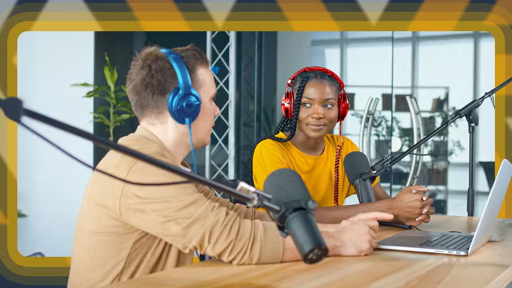 two-people-wearing-headphones-talking-on-a-podcast ما أفضل طريقة لضبط إعدادات الصوت لكل نوع من الاستخدامات